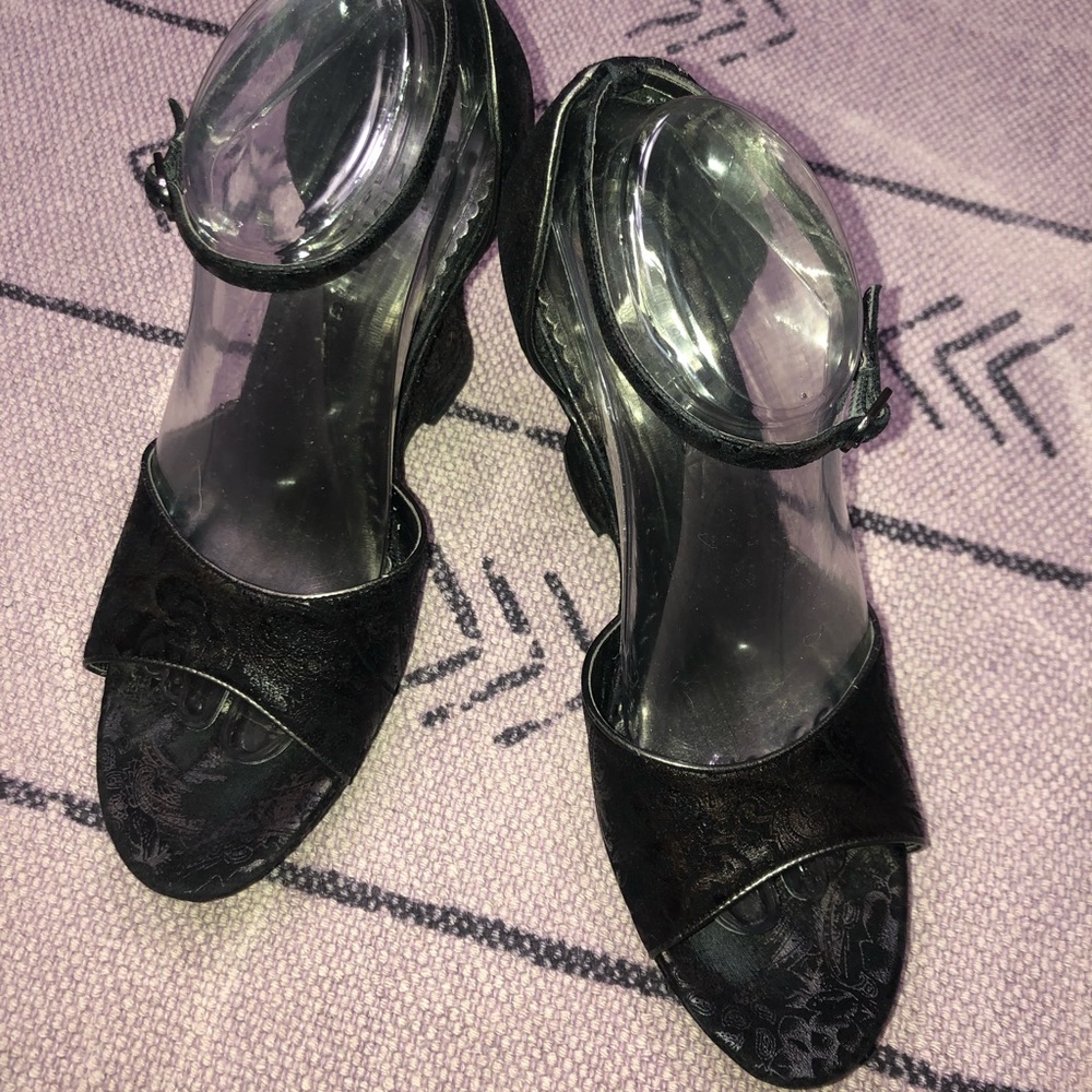 Chilis strappy platform wedges black size 8.5